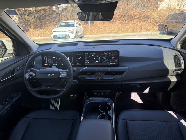 12.3인치 디지털 계기반과 같은 크기의 센터 디스플레이,5인치 공조 디스플레이를 묶은 파노라믹 와이드 디스플레이가 적용된 1열 모습.임주희 기자