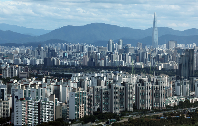 서울 여의도 63빌딩에서 바라본 강남북 집합건물(아파트·다세대·연립·오피스텔) [연합뉴스 제공]