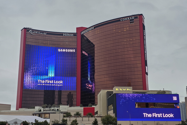 삼성전자가 4일(현지시간) 진행하는‘더 퍼스트 룩’행사 옥외 간판이 미 라스베이거스 한 특급 호텔에 내걸어져 있다.공동취재기자단