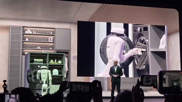 LG전자가 5일(현지시간) 미국 라스베이거스 만달레이베이 컨벤션센터에서 가진‘LG 월드 프리미어’에서‘LG 클로이드’가 세탁물을 세탁기에 넣고 있다.장우진 기자