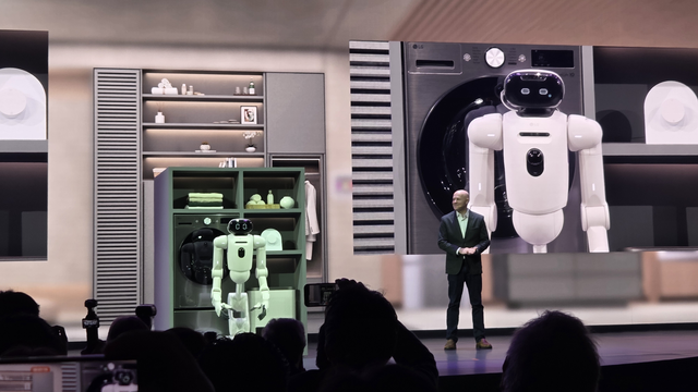 LG전자가 5일(현지시간) 미국 라스베이거스 만달레이베이 컨벤션센터에서 가진‘LG 월드 프리미어’에서 브랫 바너 LG전자 미국법인 HS영업실장이 LG 클로이드와 대화를 나누고 있다.장우진 기자