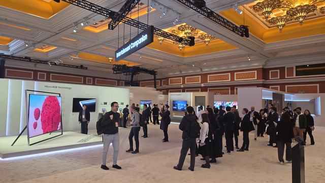 미국 라스베이거스 윈 호텔에 마련된 삼성전자 단독 전시관에 5일(현지시간) 다수의 관람객들이 130인치 마이크로 RGB TV를 보고 있다.장우진 기자