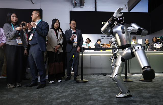 3중국 기업 하이센스 부스에서‘하이 로봇’이 춤을 추고 있다.연합뉴스