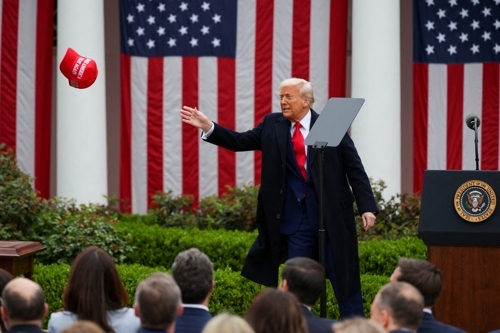 작년 4월 상호관세 발표하는 도널드 트럼프 미국 대통령.로이터 연합뉴스 자료사진