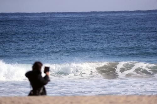 화창한 날씨를 보인 8일 강원 양양군 낙산해수욕장 백사장에서 한 시민이 바다를 바라보고 있다.[양양=연합뉴스]