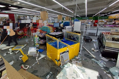 마트 차량 돌진 사고 [경북도소방본부 제공]