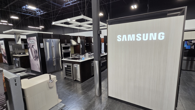 미국 라스베이거스 중심가 인근‘베스트바이(Best Buy)’매장에 8일(현지시간) 삼성전자와 미 럭셔리 빌트인 주방 가전 브랜드‘데이코’와 꾸린 주방 인테리어가 전시돼 있다.장우진 기자