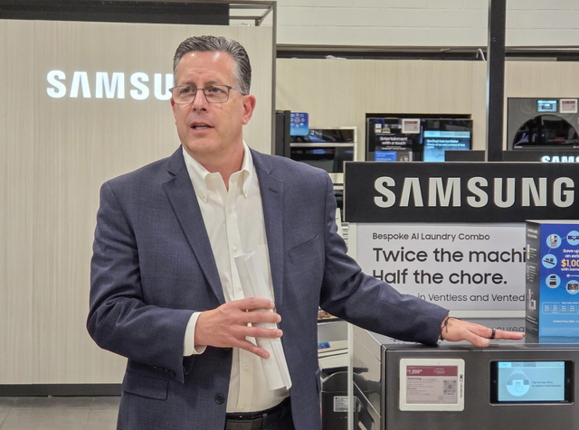 마이클 맥더못 삼성전자 미국법인 CE부문 부사장이 8일(현지시간) 미국 라스베이거스 중심가 인근‘베스트바이(Best Buy)’매장에서 국내 취재진들에게 미국 시장 현황을 소개하고 있다.삼성전자 제공