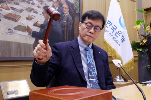 이창용 한국은행 총재가 15일 서울 중구 한국은행에서 열린 금융통화위원회 통화정책방향 회의에서 의사봉을 두드리고 있다.[연합뉴스]
