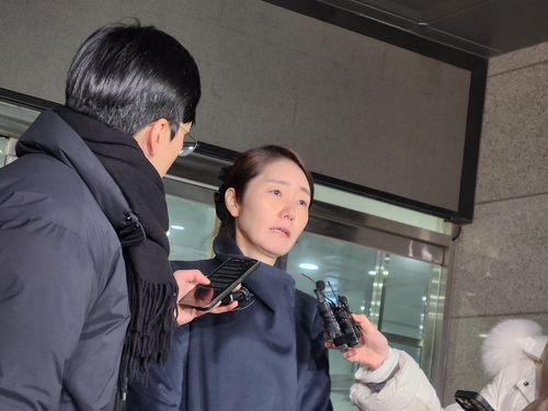 무소속 강선우 의원이 21일 오전 5시 53분 조사를 마치고 서울경찰청 마포청사에서 나오며 취재진과 질의응답을 하는 모습.[연합뉴스]