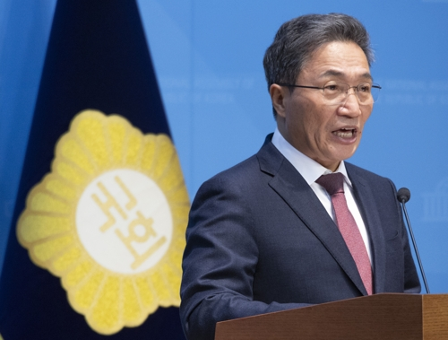 이학재 인천국제공항공사 사장이 20일 국회 소통관에서 ‘대통령실의 인천공항 공사 불법 인사 개입’을 주장하는 기자회견을 하고 있다. 이 사장은 “정기 인사를 둘러싼 대통령실과 국토부의 불법 개입이 지난해 말부터 심각