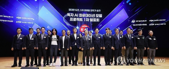 배경훈 부총리 겸 과학기술정보통신부 장관,임문영 국가인공지능전략위원회 부위원장,하정우 AI미래기획수석비서관 등이 지난해 12월 서울 강남구 코엑스에서 열린 '독자 AI 파운데이션 모델' 프로젝트 1차 발표회에서 