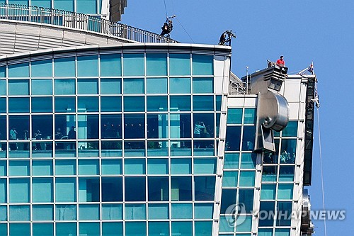 도전 도중 잠시 휴식을 취하는 알렉스 혼놀드.[로이터=연합뉴스]