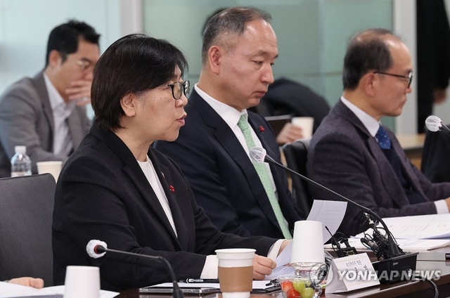 서울 서초구 건강보험심사평가원 전문가자문회의장에서 27일  열린 제5차 보건의료정책심의위원회에서 정은경 보건복지부 장관이 발언을 하고 있다.  연합뉴스