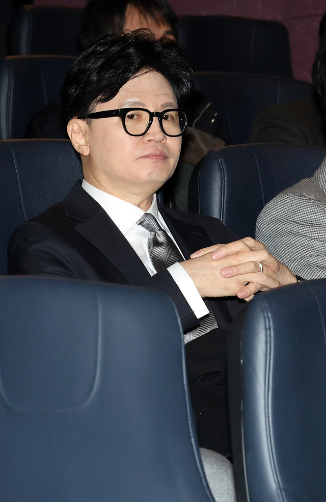 국민의힘 한동훈 전 대표가 28일 서울 영등포구의 한 영화관에서 ‘잊혀진 대통령: 김영삼의 개혁 시대’ 영화 관람을 위해 대기하고 있다. [연합뉴스]