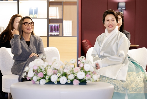 김혜경 여사와 루이스 이나시우 룰라 다시우바 브라질 대통령 부인 호잔젤라 다시우바 여사가 21일 경기 파주 국립민속박물관에서 열린 친교 행사에서 차담을 하고 있다.   [연합뉴스]