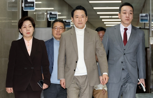 장동혁 국민의힘 대표를 비롯한 최고위원들이 22일 국회에서 열린 비공개 최고위원회의에 참석하고 있다.   [연합뉴스]