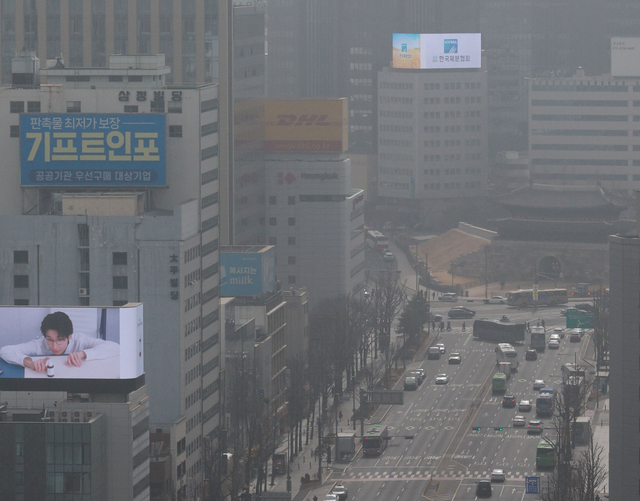 황사가 유입되며, 서울과 인천, 경기 등 수도권에 미세먼지 주의보가 내려진 22일 서울 남대문 일대가 뿌옇다. [연합뉴스]