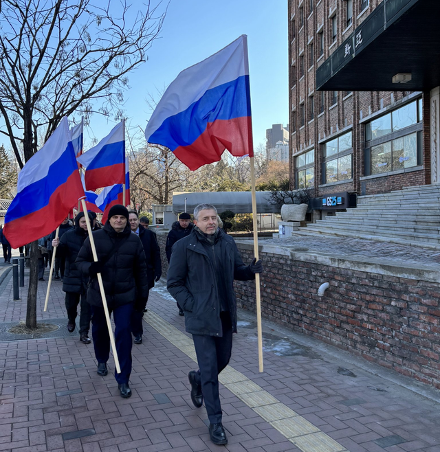 지난 2025년 2월 24일 러시아의 게오르기 지노비예프(맨앞) 주한러시아대사 등 외교 인력과 러시아 교민들이 서울 중구 주한러대사관 앞에서 우크라이나 침공 3주년을 맞은 러시아 지지 집회·행진을 벌인 바 있다.[주
