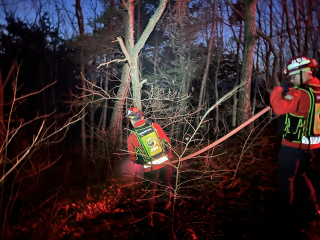 이틀째 이어지고 있는 경남 함양군 마천면  산불 진화 모습. 산림청 제공.