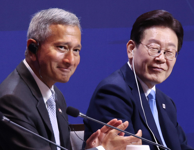 이재명 대통령이 2일 싱가포르의 한 호텔에서 열린 한-싱가포르 AI 커넥트 서밋에서 참석자 발언을 경청하고 있다. 왼쪽은 비비안 발라크리쉬난 싱가포르 외교장관. 연합뉴스