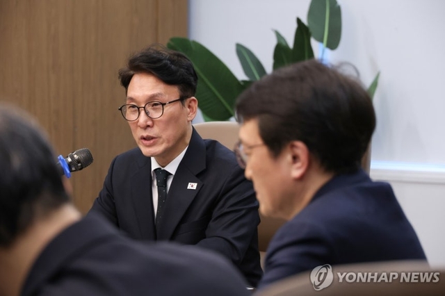 김민석 국무총리가 5일 전북 군산 새만금개발청에서 김의겸 청장으로부터 업무보고를 받기에 앞서 새만금 개발과 관련해 발언하고 있다. 연합뉴스