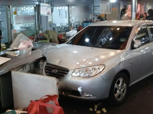 18일 충북 충주시 봉방동 무학시장에서 80대 운전자의 돌진사고 현장. [충주소방서 제공]