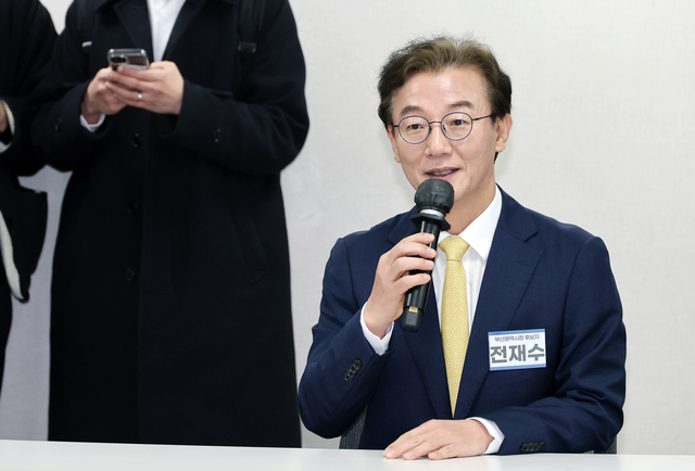 6·3 지방선거 부산시장에 도전하는 더불어민주당 전재수 의원이 17일 서울 영등포구 여의도 더불어민주당 중앙당사에서 열린 광역단체장 후보 면접에서 인사말을 하고 있다. 연합뉴스