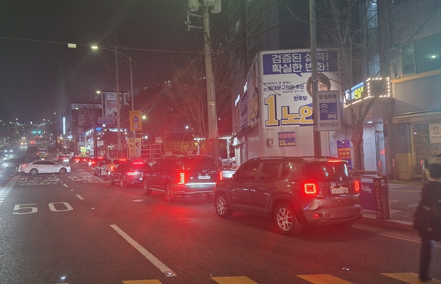 26일 밤 10시쯤. 서울 동대문구 답십리동 한 주유소 앞에 주유차량들이 길게 늘어서 있다. 김대성 기자