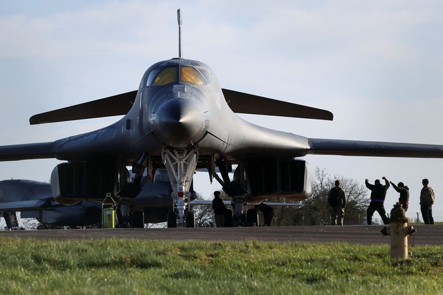 지난 3월14일 영국 페어퍼드 공군기지에서 미국 B-1 폭격기가 정비를 받고 있다.<BR>  [로이터=연합뉴스]