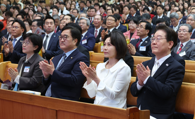 이재명 대통령과 김혜경 여사가 5일 서울 여의도순복음교회에서 열린 부활절 연합예배에 참석하고 있다. 오른쪽부터 이재명 대통령, 김혜경 여사, 우원식 국회의장, 우 의장 부인 신경혜