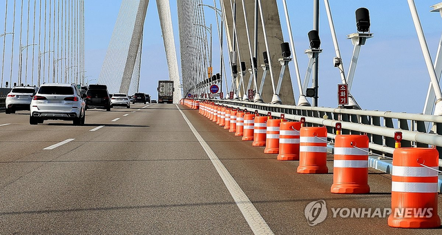 재설치된 인천대교 갓길 드럼통. 연합뉴스