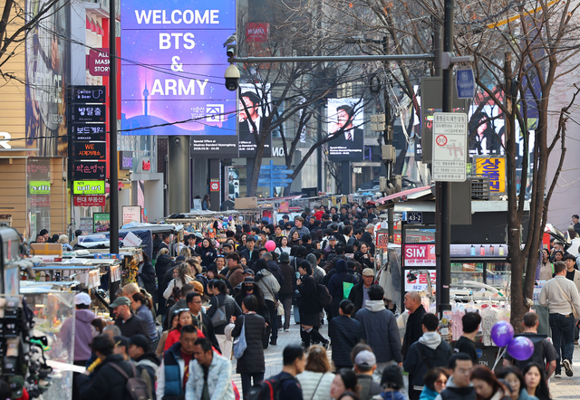 그룹 방탄소년단(BTS)이 정규 5집 '아리랑(ARIRANG)' 발매를 기념해 무료 공연 'BTS 컴백 라이브: 아리랑'을 연 지난달 21일 서울 명동거리의 미디어폴에 BTS와 팬클럽 아미 환영 메시지가 송출되고 있