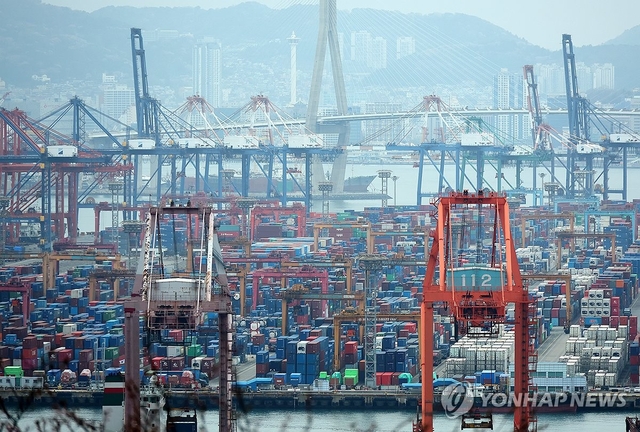 컨테이너들이 쌓여 있는 부산항 신선대·감만 부두. 연합뉴스