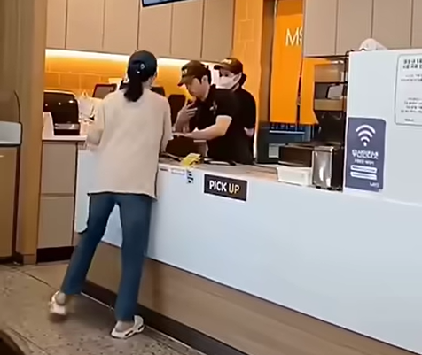 이른바 ‘맘스터치 진상녀’라는 제목의 영상이 유튜브에 올라와 인터넷 커뮤니티를 중심으로 확산하고 있다. [유튜브 영상 캡처]