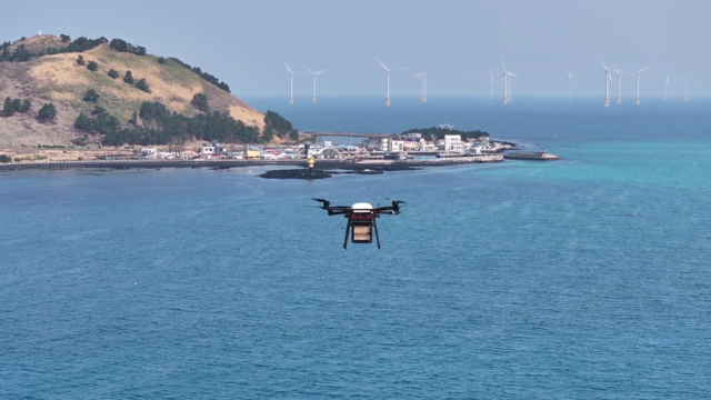로봇이 제주 금능포구에서 이륙해 비양도를 향해 비행하고 있다.우주청 제공.