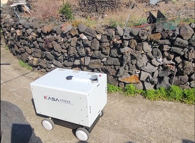 드론이 비양도에 가져온 물품을 배달하고 있는 모습.우주청 제공.