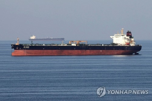 호르무즈해협 근처에 머무르고 있는 선박.로이터 연합뉴스