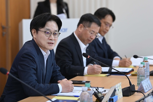 김정관 산업통상부 장관이 27일 세종 전의면 화장품 제조기업 한국콜마에서 유턴기업 현장 방문 및 간담회를 주재하고 있다. [산업통상부 제공. 재판매 및 DB 금지]