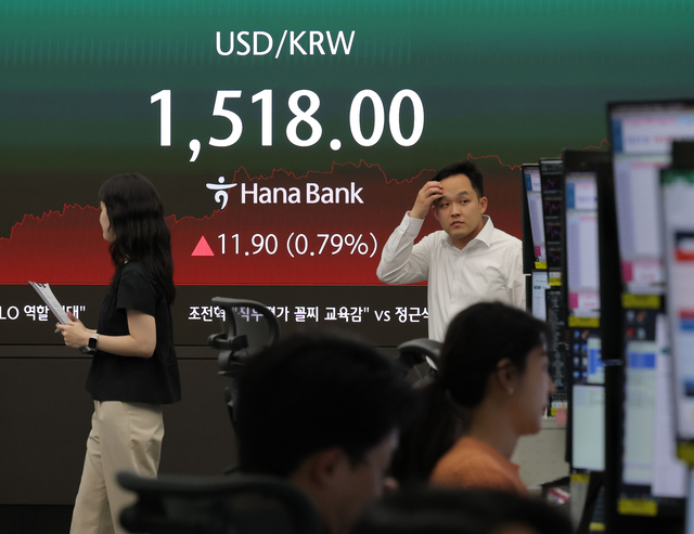 22일 원·달러 환율은 장중 1518원을 넘어서기도 했다.연합뉴스