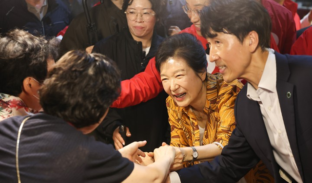 Former President Park Geun-hye visits Chilseong Market in Buk-gu, Daegu, to support People Power Party's candidate Chu Kyung-ho for Daegu mayor on the 23rd, greeting citizens and merchants. [Yonhap News]