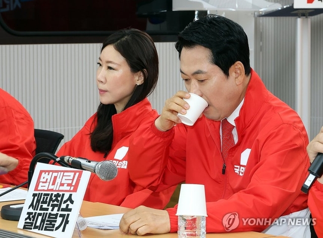 Jang Dong-hyuk, a senior campaign committee member of the People’s Power Party, takes a drink of water during a meeting held at the party's headquarter in Yeouido, Seoul, on the 25th. Yonhap News
