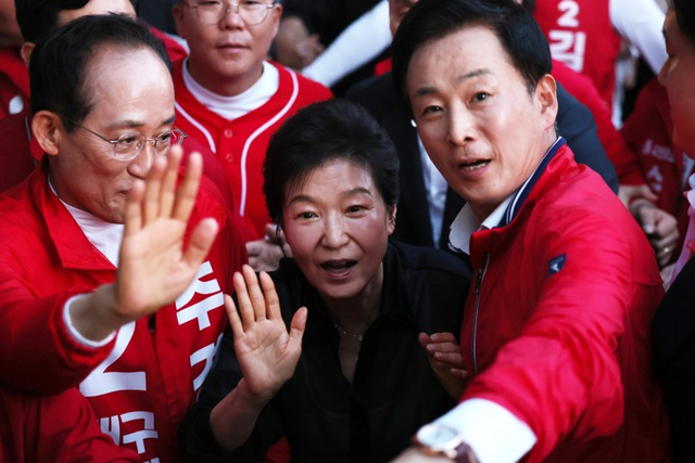국민의힘 추경호(왼쪽) 대구시장 후보의 유세를 지원하고자 지난 5월 31일 대구 수성못을 찾은 박근혜 전 대통령이 시민들과 인사를 하고 있다. [대구=연합뉴스]