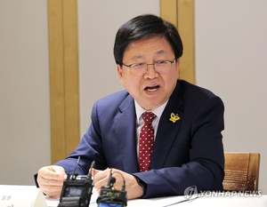 [속보] 교육장관, 진보 교육감 후보에 ‘지지 댓글’…또 ‘정치 중립’ 논란