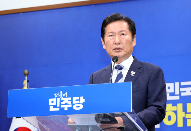 더불어민주당 정청래 총괄상임선대위원장이 4일 국회에서 기자회견을 열고 있다. [연합뉴스]
