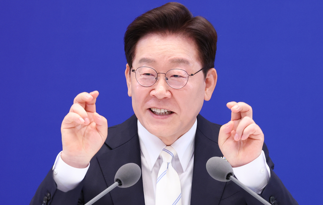 이재명 대통령이 지난 6월 8일 청와대 영빈관에서 열린 취임 1주년 기자회견에서 언론관련 질문을 받은 뒤 인용 보도 관련 발언을 하고 있다. [연합뉴스]