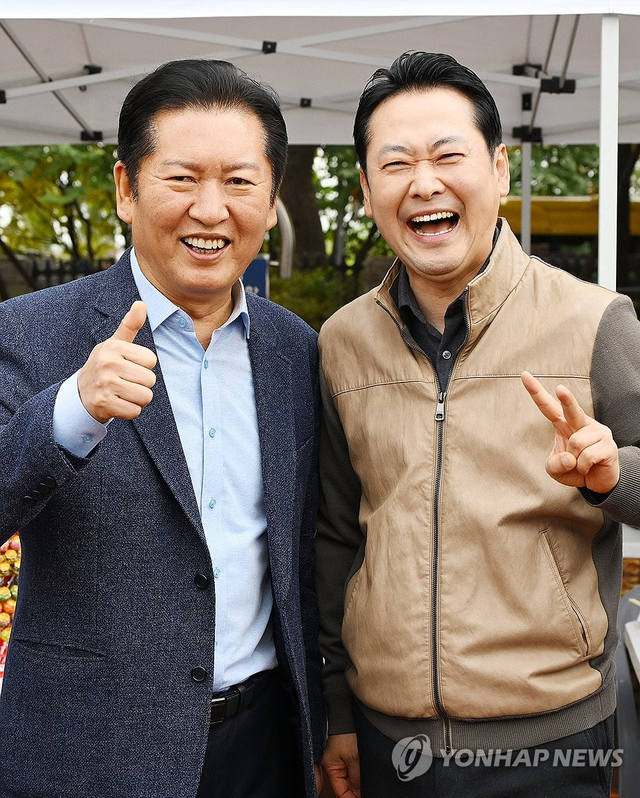 정청래(왼쪽부터) 더불어민주당 당대표와 장동혁 국민의힘 대표가 지난 2025년 11월 8일 서울 여의도 국회의사당 운동장에서 한국사진기자협회가 연 ‘2025 사진기자가족 체육대회’에 방문, 포즈를 취하며 기념 촬영하
