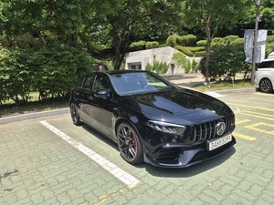[돈+Cars] 작지만 사나운 ‘귀여운 벤츠’…421마력 품은 핫해치의 두 얼굴