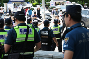 [속보] 경찰, ‘12일째 봉쇄 시위’ <b>잠실 개표소</b> 진입 시도…시위대와 ...
