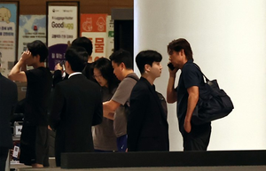 홍명보, LA공항 별도 통로로 빠져나가…최민희 “출국이 도피 아니길”